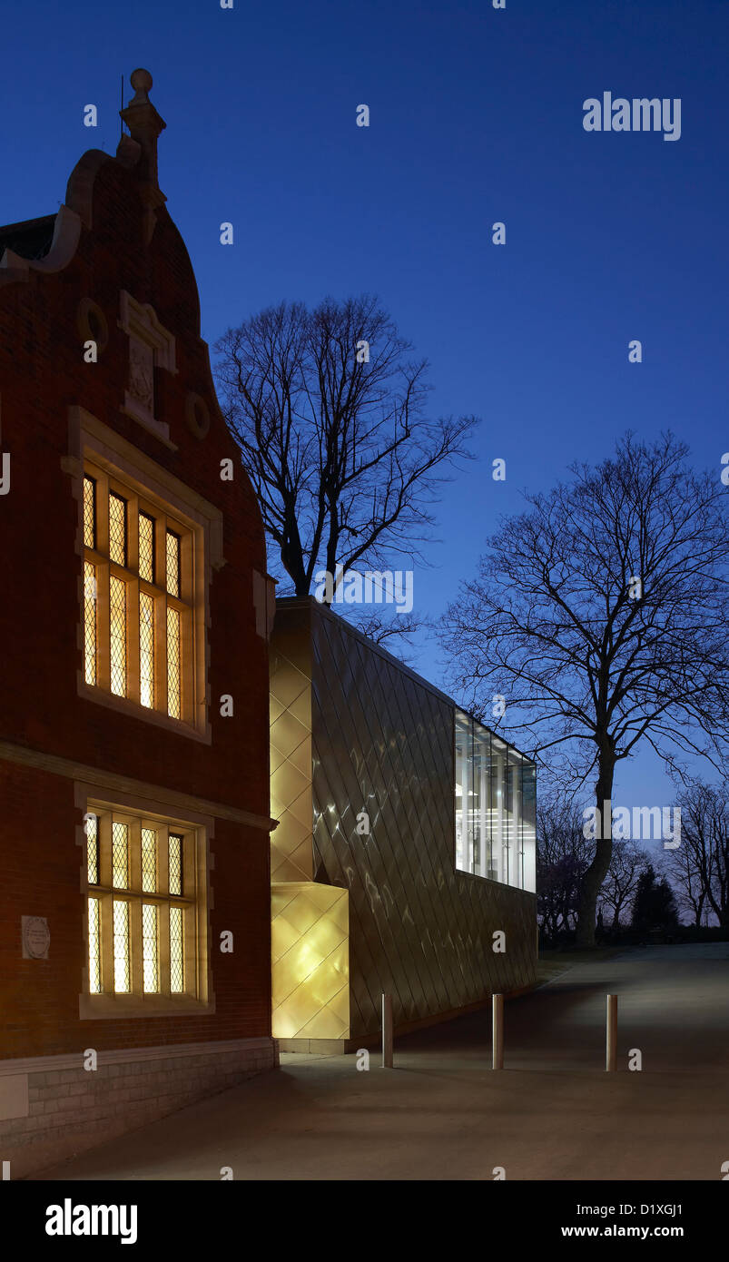 Maidstone Museum, Maidstone, Regno Unito. Architetto: Hugh Broughton Architects Limited, 2012. La giustapposizione di facciate a dus Foto Stock