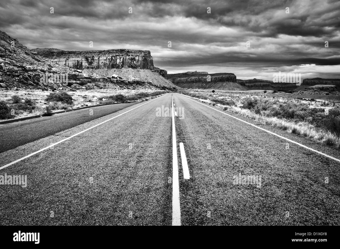 Strada per gli aghi, cielo tempestoso, in bianco e nero - Parco nazionale di Canyonlands, Utah, Stati Uniti d'America Foto Stock