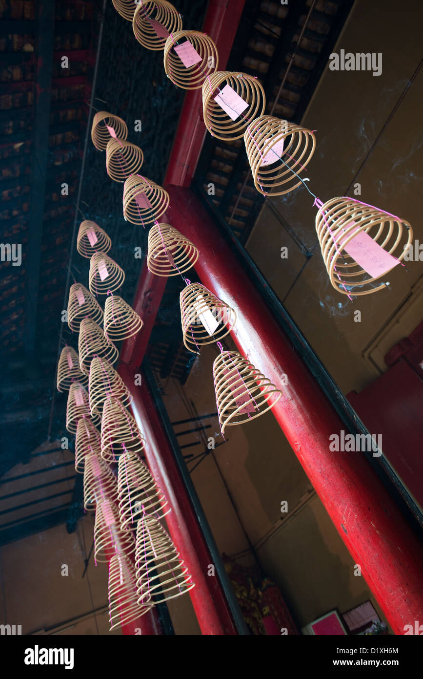 Offerte di incenso a spirale appendere in Guan Di tempio Cinese di Kuala Lumpur in Malesia Foto Stock
