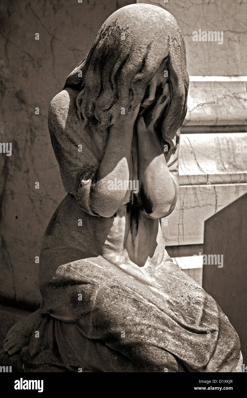 Una scultura nel cimitero sulla Collina del Castello, Nice, Francia Foto Stock
