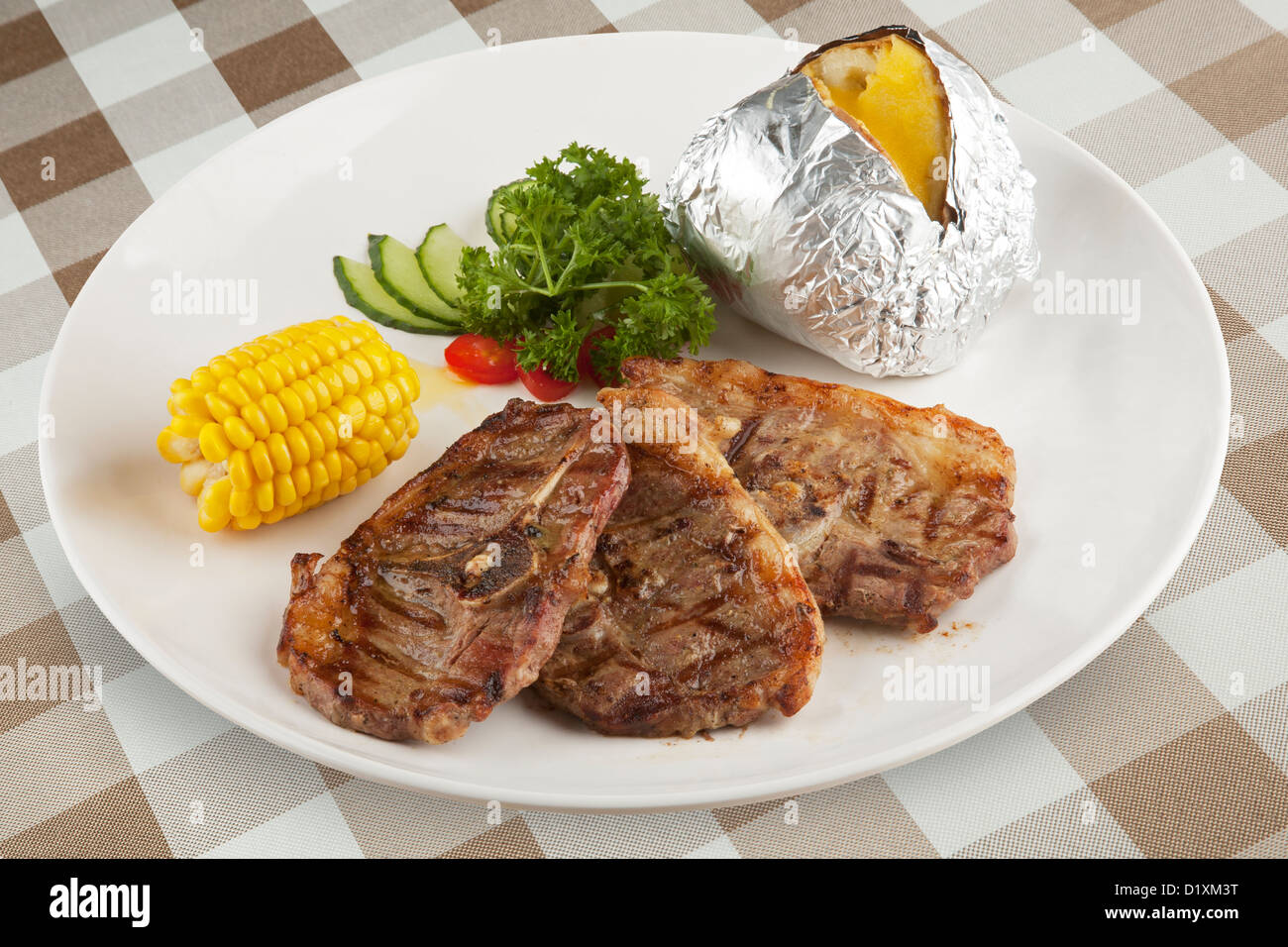 Osso in agnello con mais e patate al forno con un tracciato di ritaglio Foto Stock