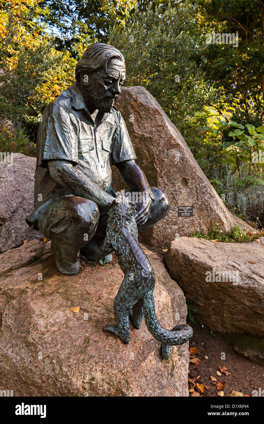 Statua di bronzo di Gerald Durrell con lemur al Durrell Wildlife Park, Jersey, Isole del Canale, REGNO UNITO Foto Stock