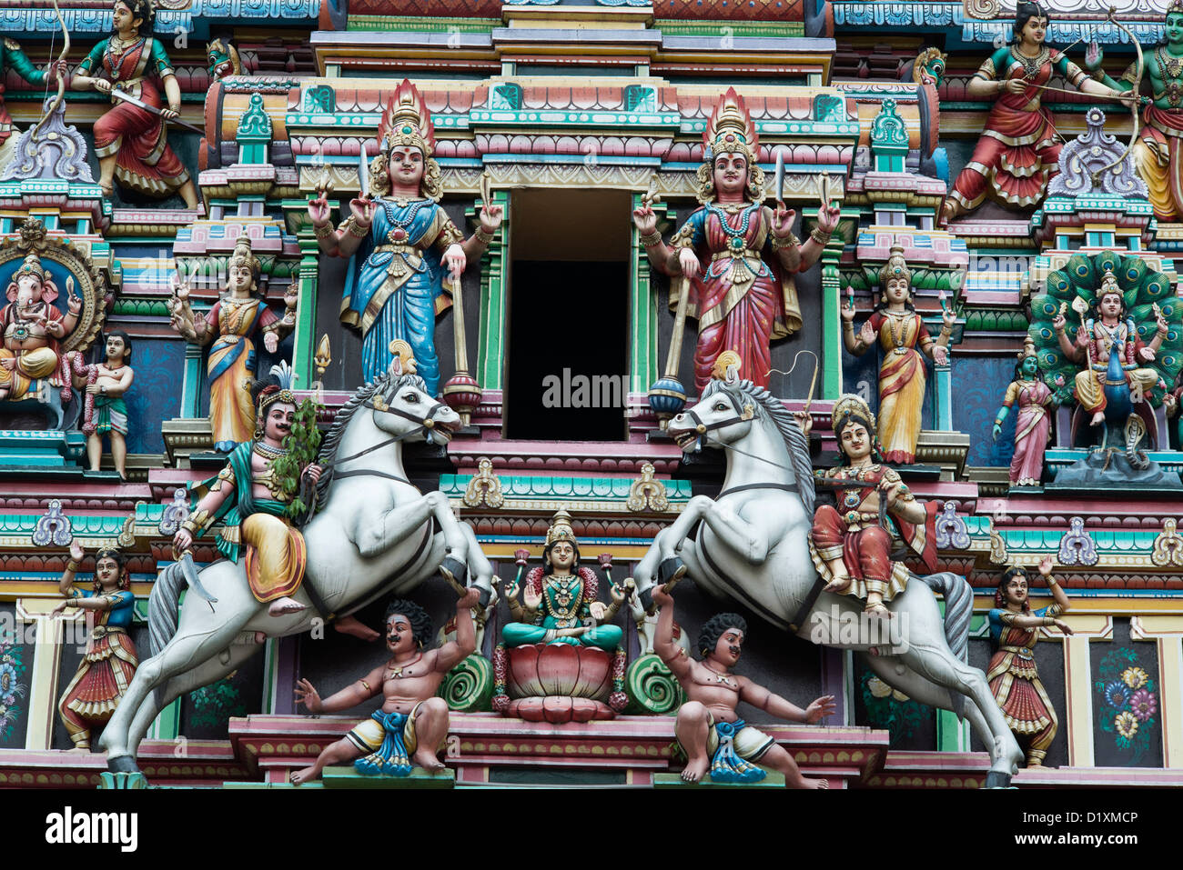 Colorate figurine scolpiti ornano il gopuram principale del Sri Mahamariamman tempio indiano di Kuala Lumpur in Malesia Foto Stock
