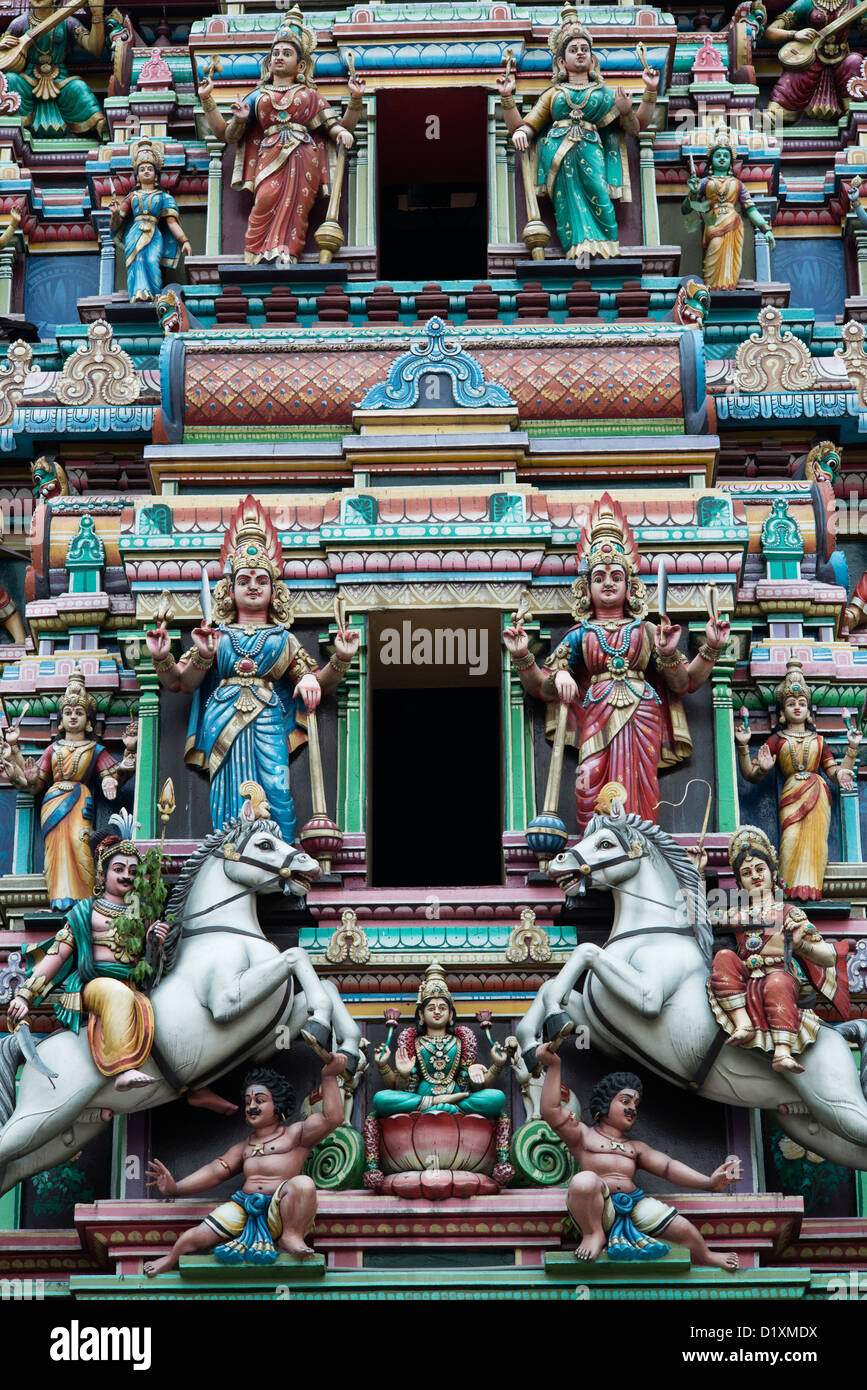 Colorate figurine scolpiti ornano il gopuram principale del Sri Mahamariamman tempio indiano di Kuala Lumpur in Malesia Foto Stock