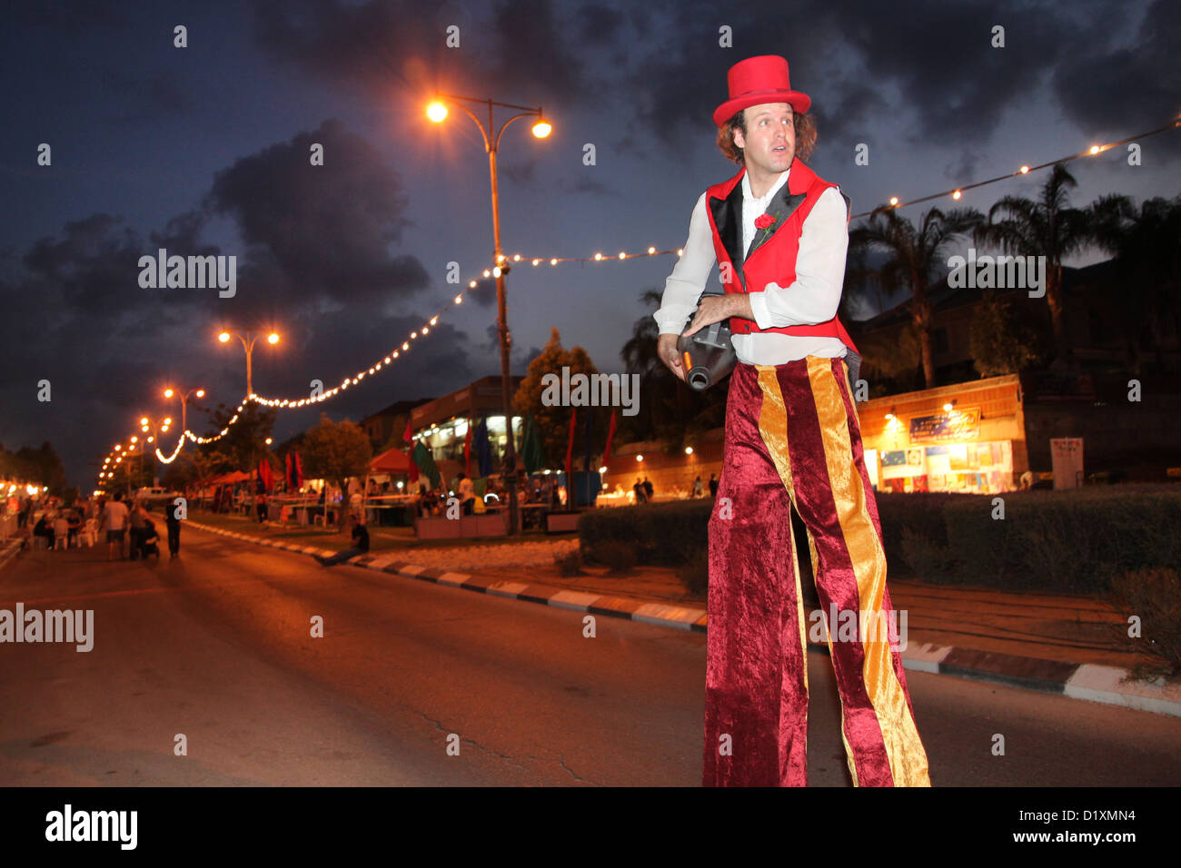 Clown su palafitte in un festival. Fotografato in Israele a Kfar Yona Foto Stock