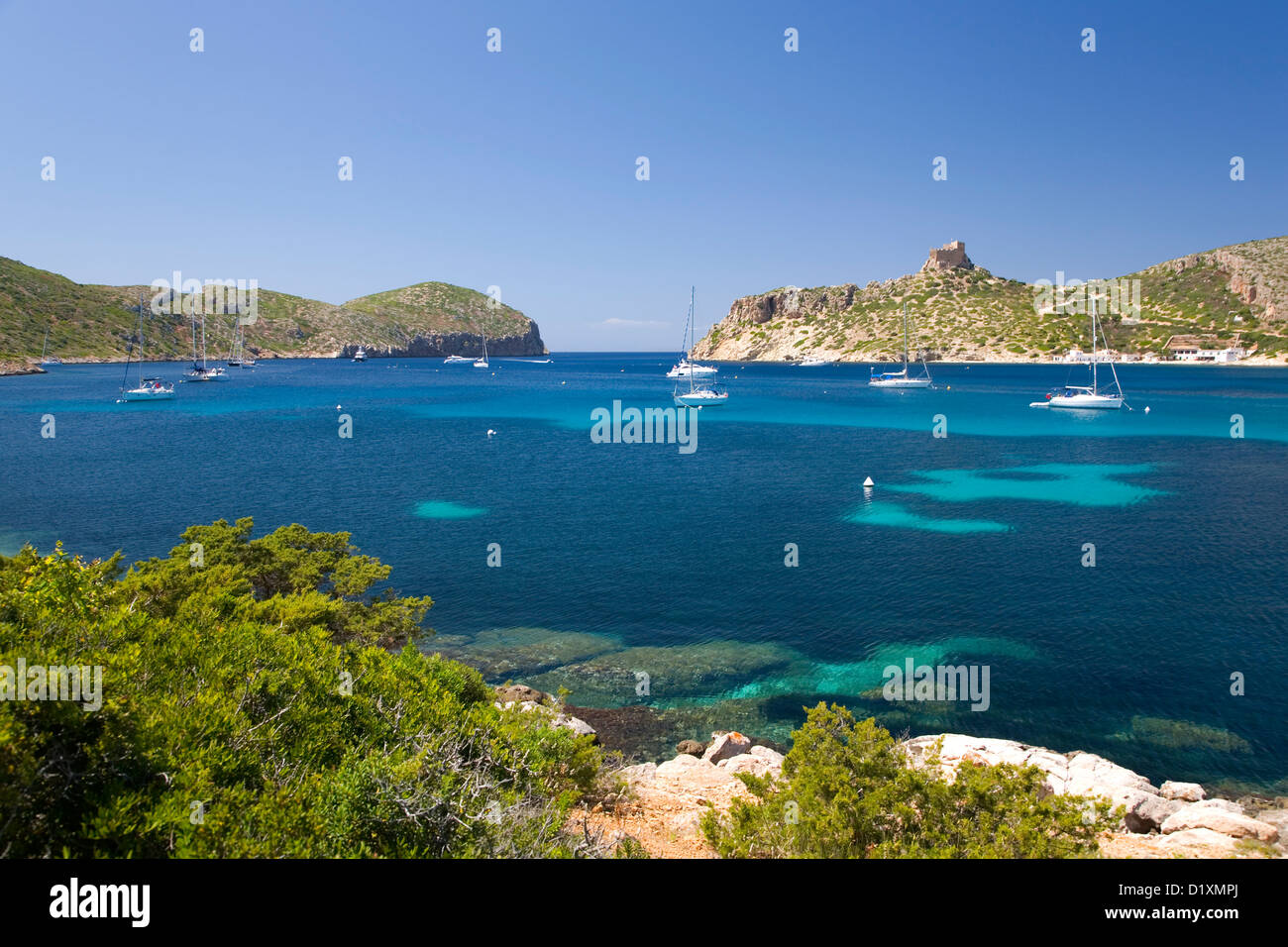 Isola di Cabrera, Maiorca, isole Baleari, Spagna. Vista sulla baia al castello del XIV secolo. Foto Stock