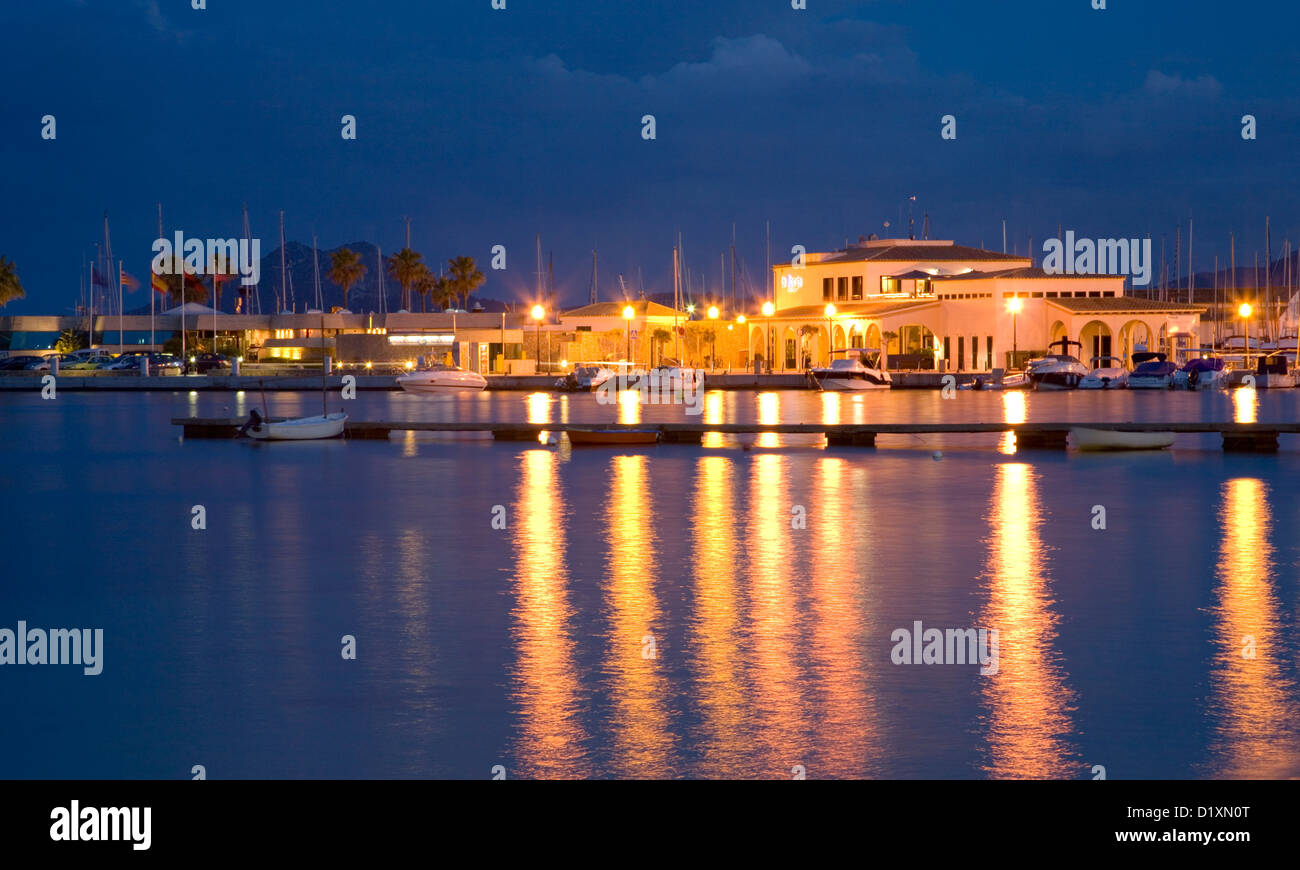 Port de Pollença, Maiorca, isole Baleari, Spagna. Vista attraverso il porto illuminato di notte. Foto Stock