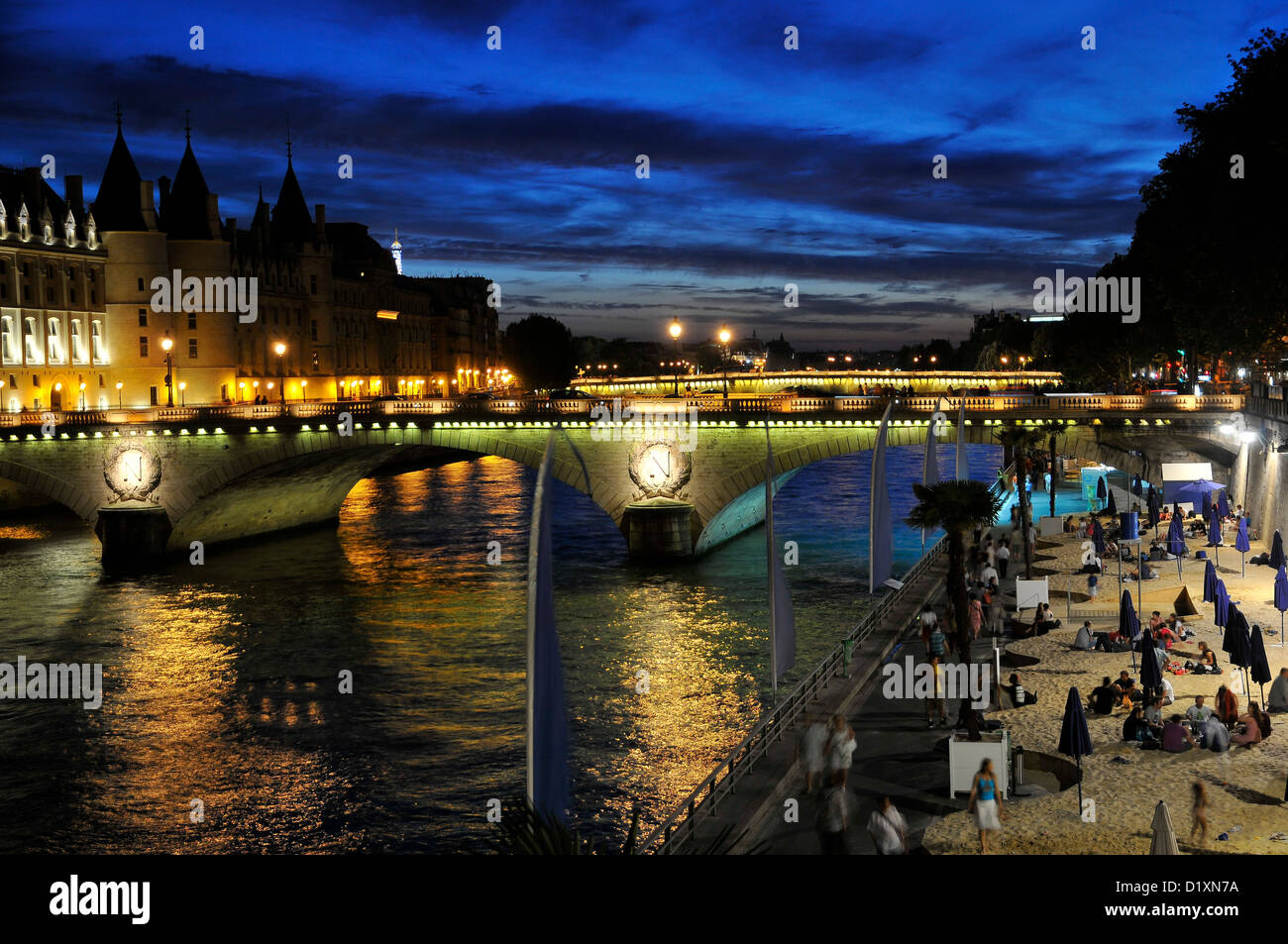 I cittadini di Parigi e gode di una brezza estiva sul fiume Senna spiaggia. Foto Stock