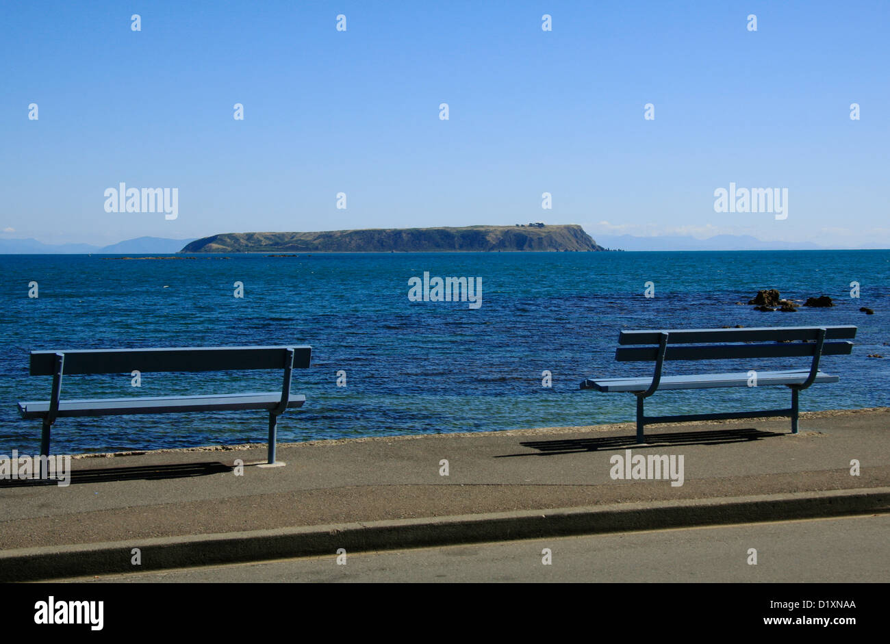 Due panche con una vista dell'Isola di Mana (e parte dell Isola del Sud in background) dall'Plimmerton beach road. Foto Stock