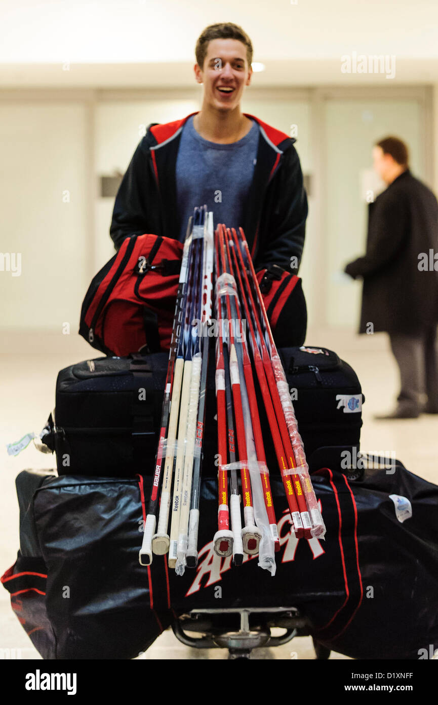 La Giordania Binnington del Canada Juniors ritorna in Canada dal loro quarto posto finale al il 2012 world junior campionato di hockey a Ufa in Russia. Foto Stock