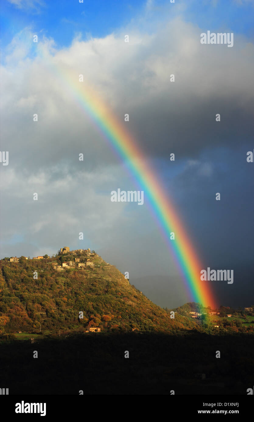 Rainbow oltre il villaggio Montelaterone, Toscana, Italia Foto Stock