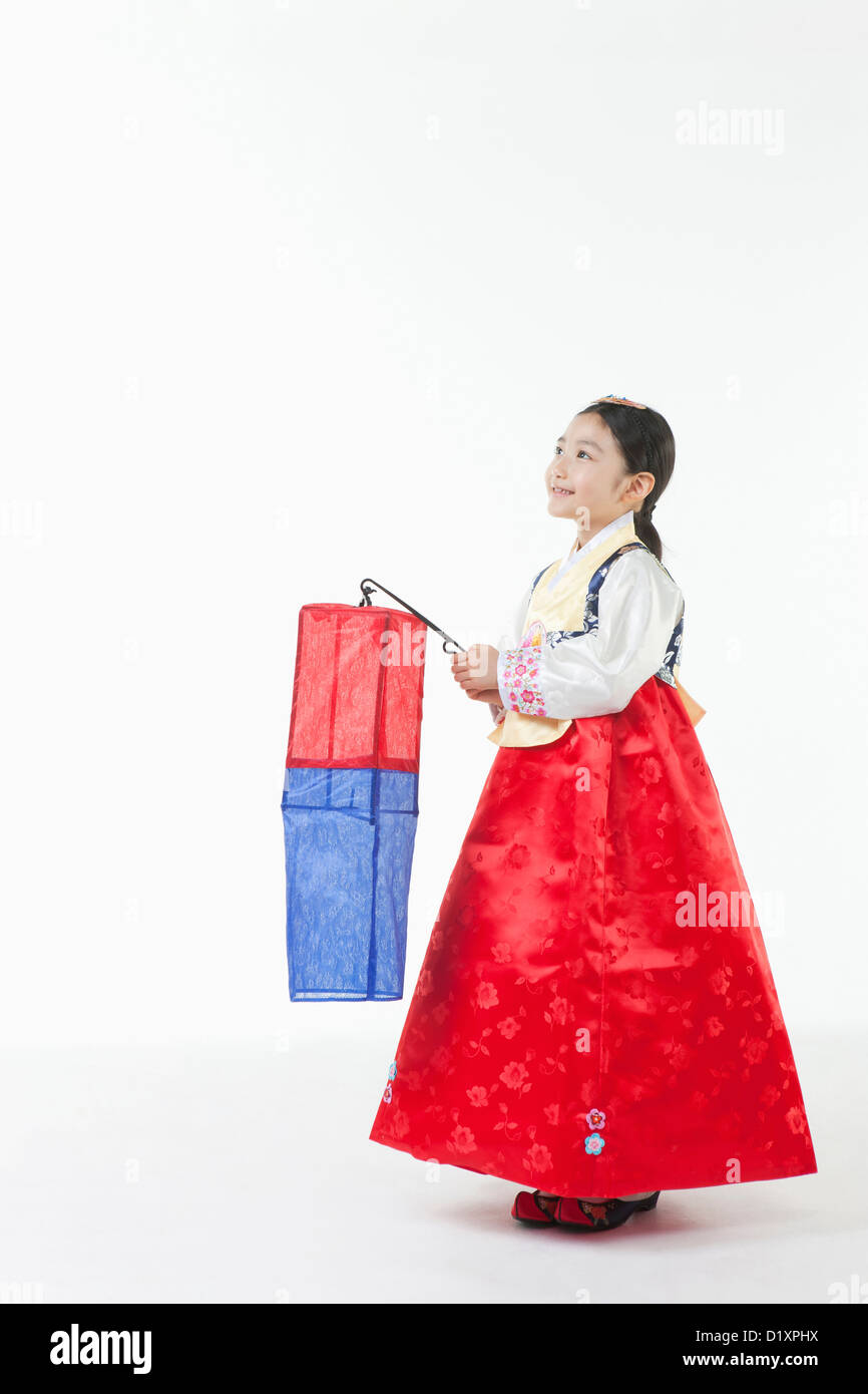 Una ragazza in Hanbok tenendo una lampada di carta Foto Stock