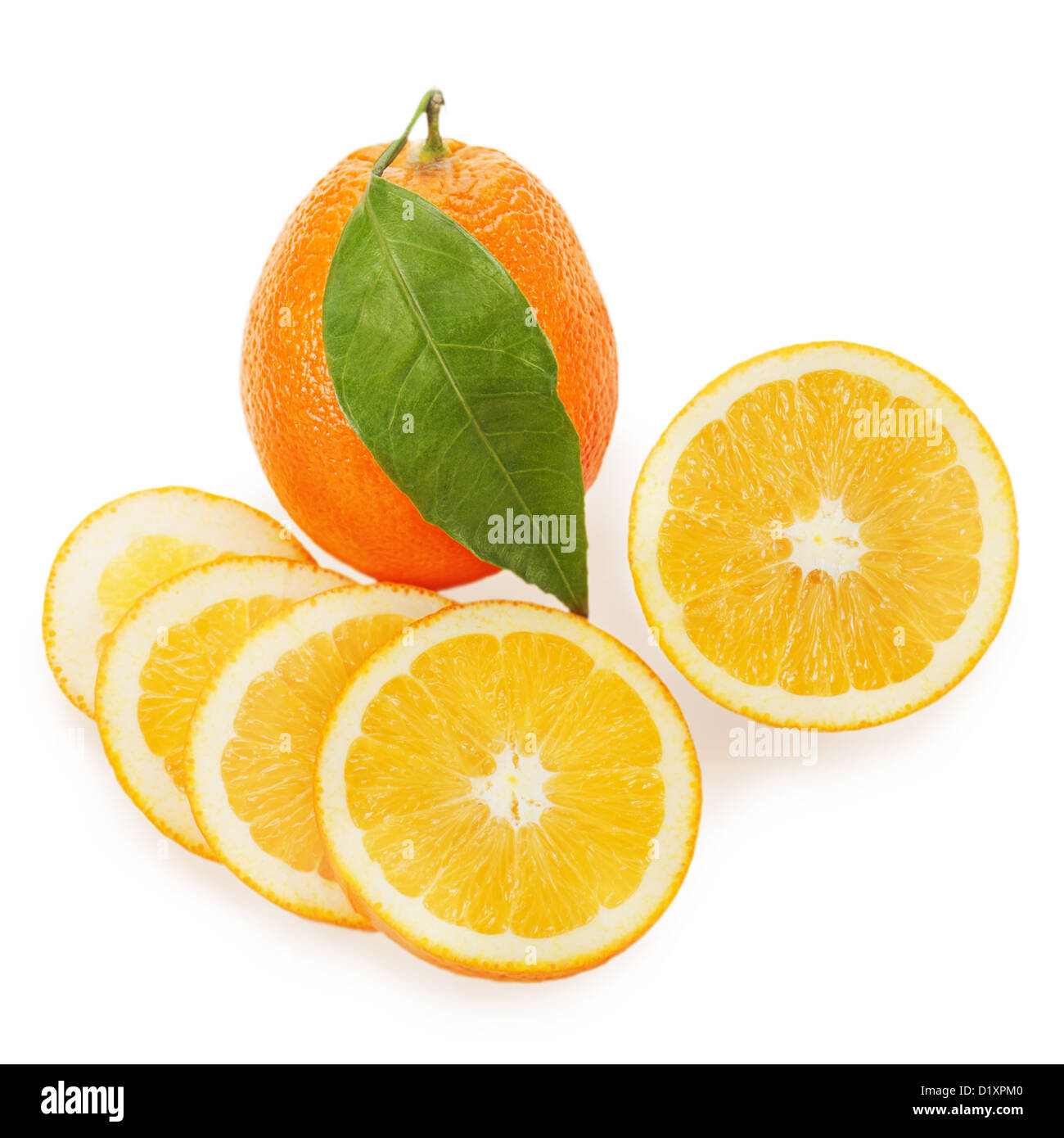 Freschi maturi frutti arancione con taglio e foglie verdi isolati su sfondo bianco Foto Stock
