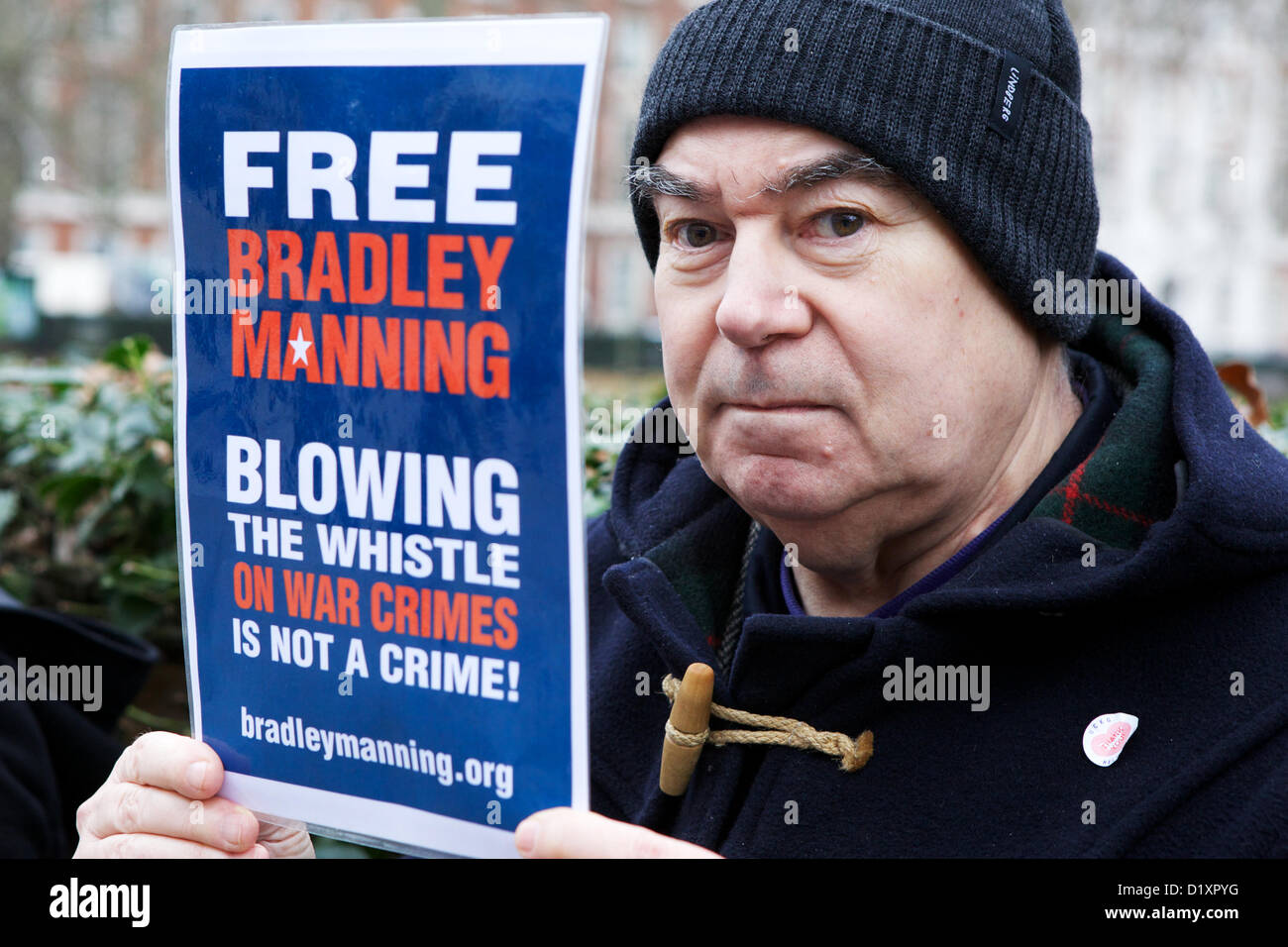 Londra, Regno Unito. 08 gennaio 2013. I sostenitori del US Army Private Bradley Manning inscenare una protesta al di fuori dell'Ambasciata statunitense. Manning, sosteneva di aver trasmesso informazioni classificate alla denuncia di irregolarità sito Wikileaks è prevista per comparire dinanzi a un giudice militare oggi a Fort Meade, Maryland. George Henton / Alamy Live News. Foto Stock