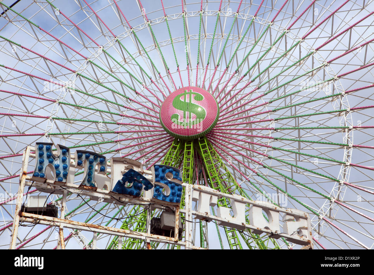 Il segno del dollaro $ sul centro della grande ruota panoramica Ferris, Puerto de la Cruz, Tenerife, Isole Canarie Foto Stock