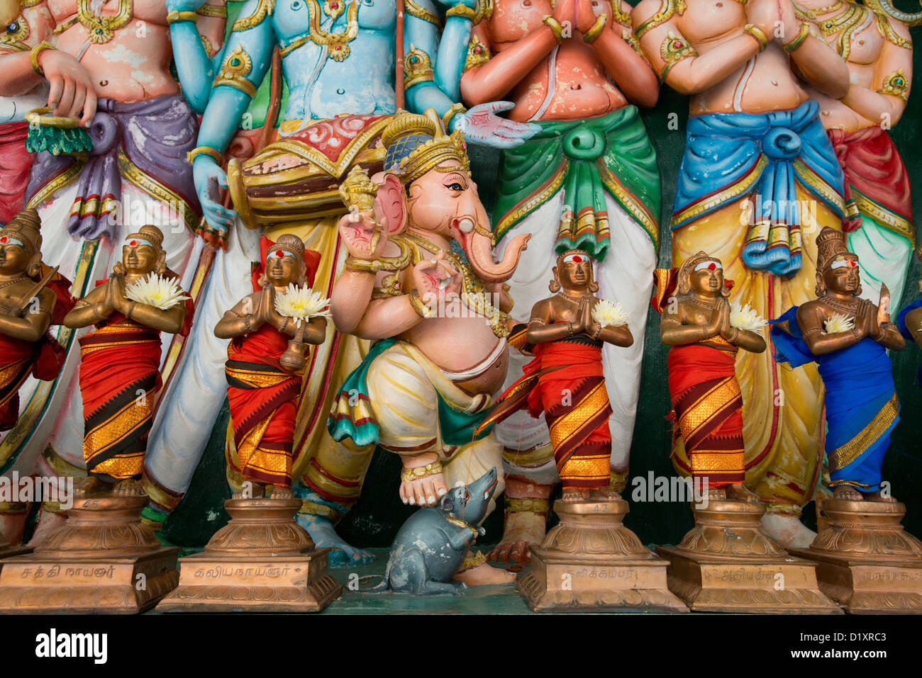 Un blocco scultoreo raffigurante Ganesh linee a parete in Sri Mahamariamman tempio indiano di Kuala Lumpur in Malesia Foto Stock