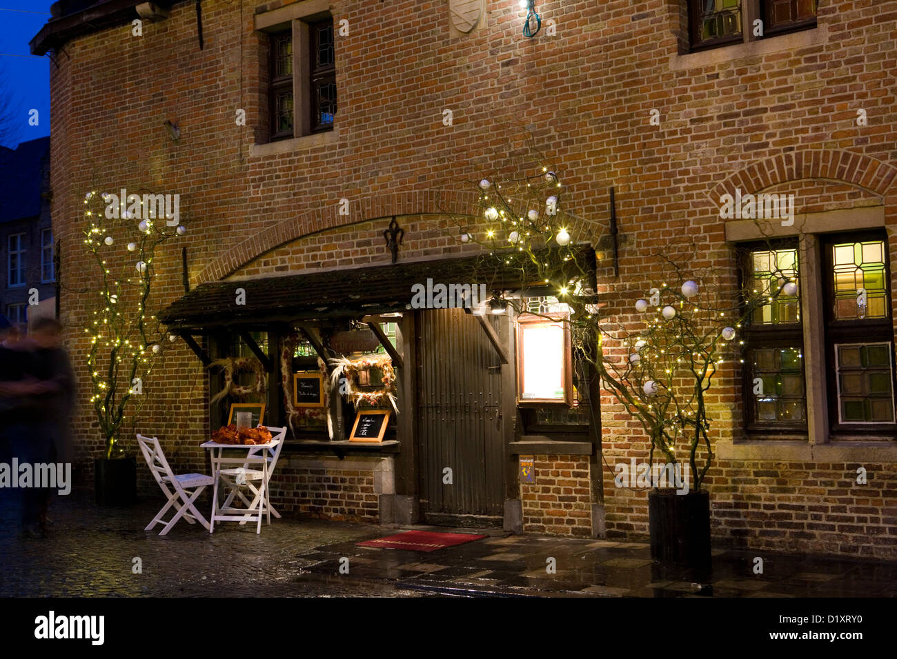 Ristorante in Bruges Belgio durante la notte durante il periodo di Natale Foto Stock