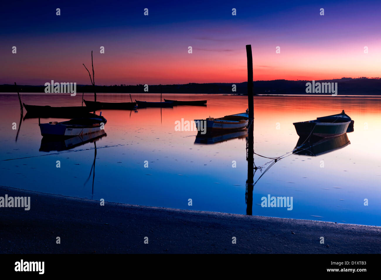 Lo splendido paesaggio di un fiume e barche al tramonto Foto Stock