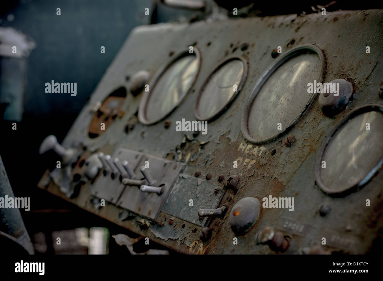 Quadro della strumentazione di una strada in disuso auto Foto Stock