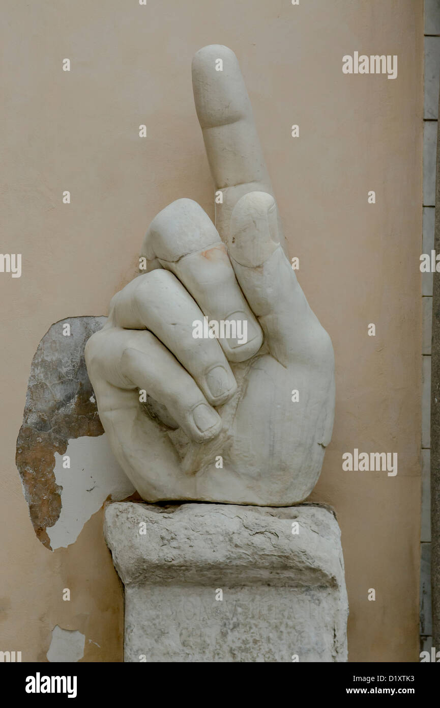 Una grande mano in marmo dell'imperatore Costantino nel Museo Capitolino, Roma, Italia Foto Stock