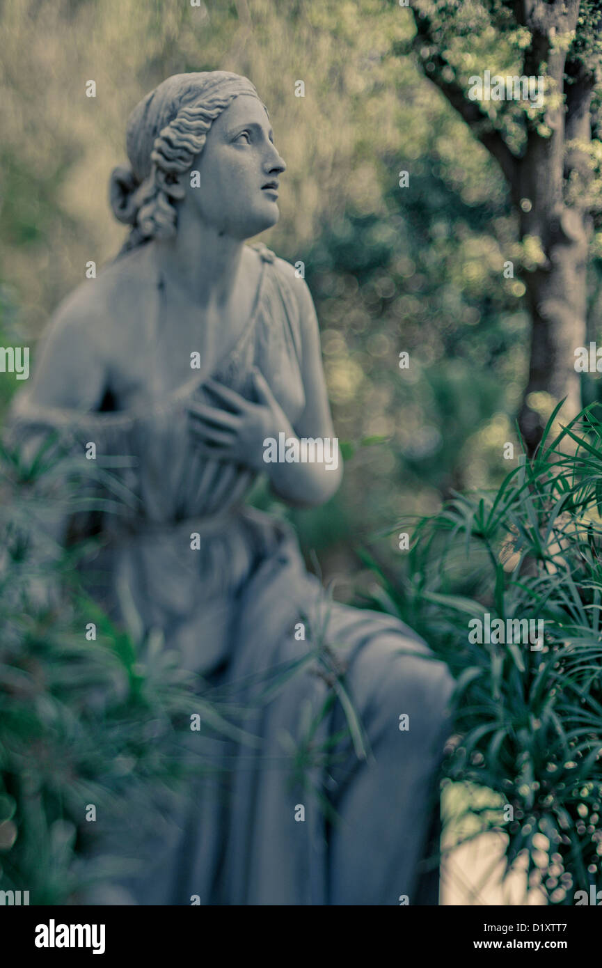 Statua femminile situato nel parco di Villa Borghese, Roma, Italia Foto Stock
