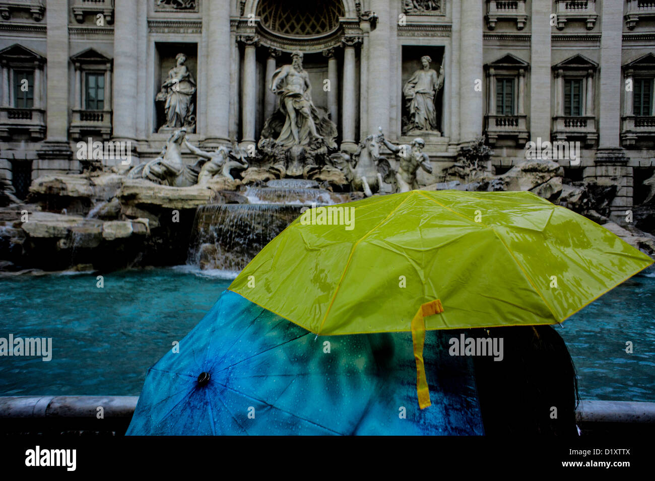 Rainy day presso la Fontana di Trevi, Roma, Italia Foto Stock