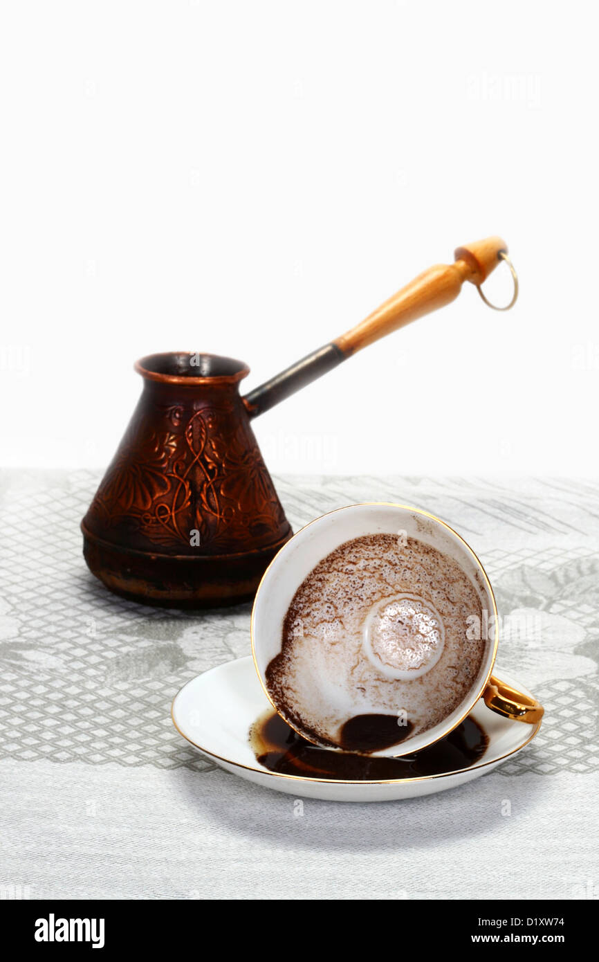 Per l'infusione di caffè piatto e una tazza con resti di caffè. Fortune dicendo in pozze di caffè e motivi di forma. La Divinazione. Foto Stock