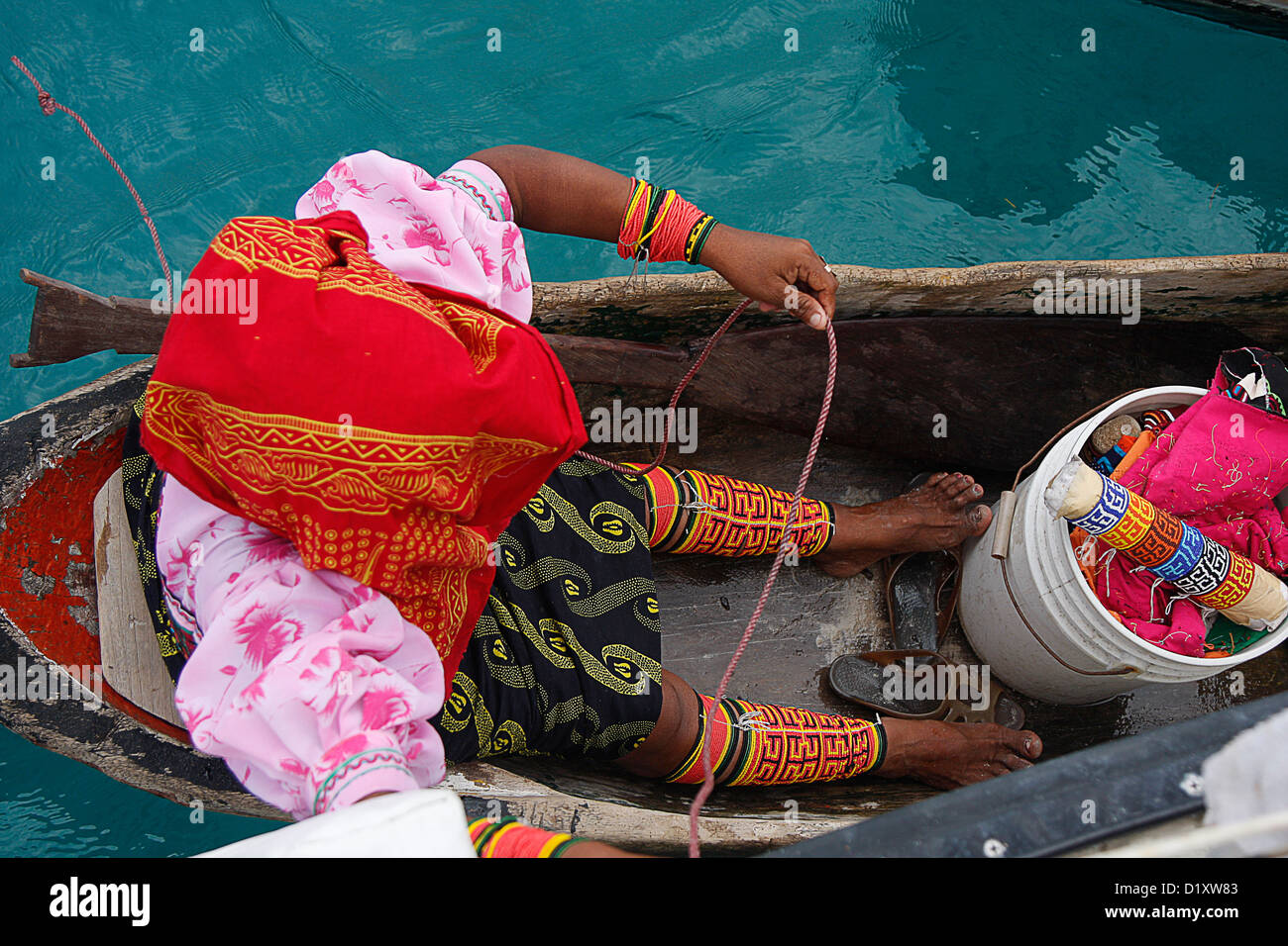La kuna braccialetti e vendita da la sua barca in acqua Foto Stock