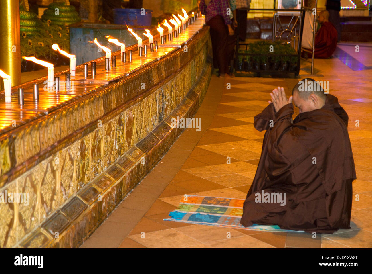 Monaco buddista di pregare presso la Shwedagon Paya situato in (Rangoon)Yangon, Birmania (Myanmar). Foto Stock