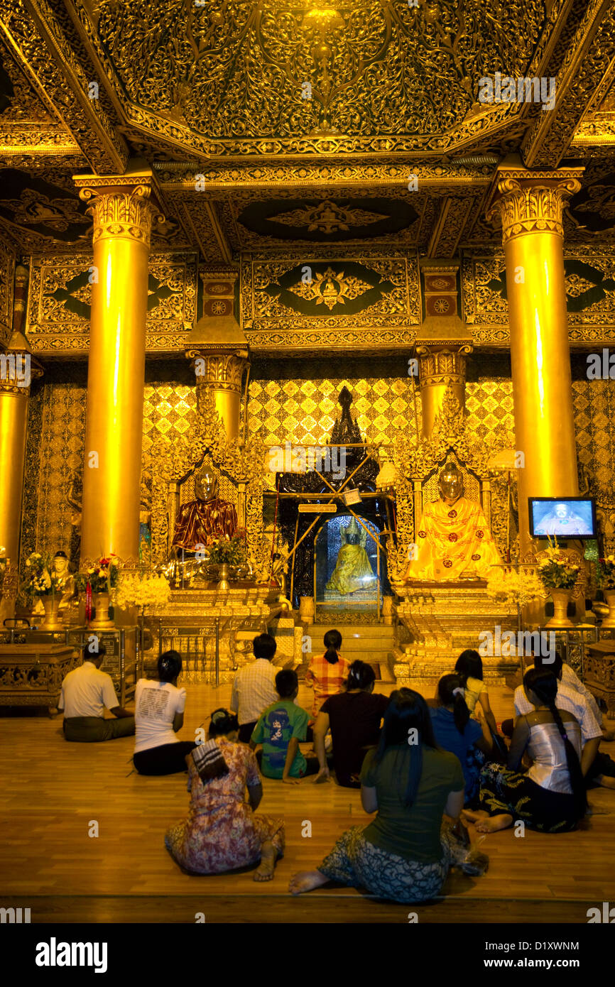 Buddisti di pregare presso la Shwedagon Paya situato in (Rangoon)Yangon, Birmania (Myanmar). Foto Stock