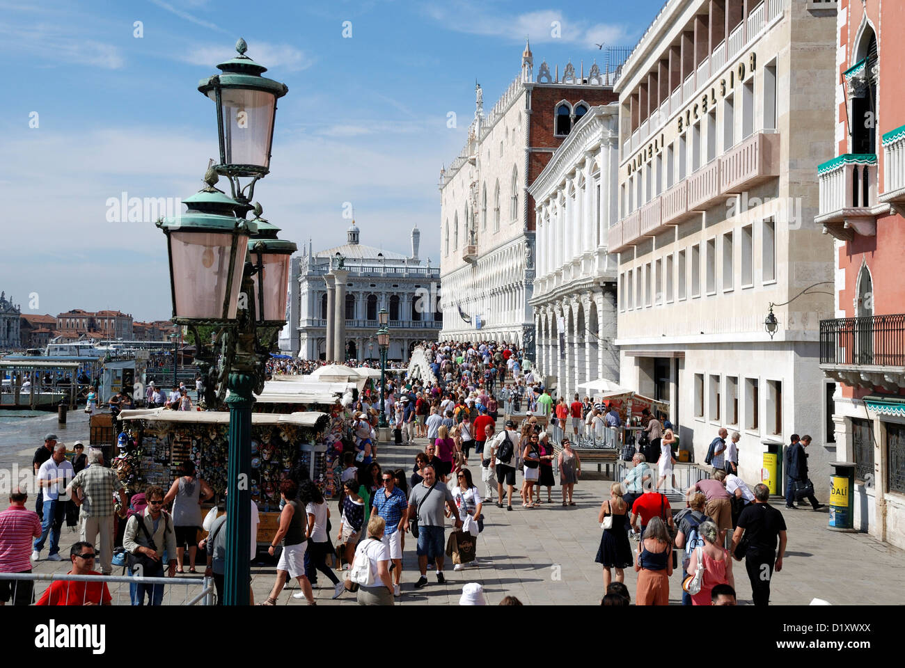 I turisti sul Canal Grande a Venezia. Foto Stock