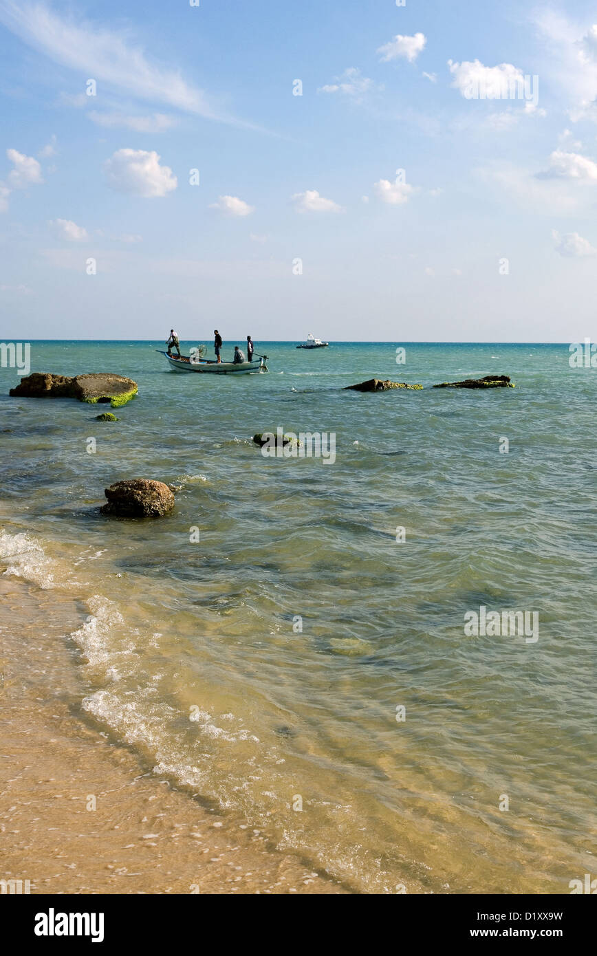 Tunisia Hammamet, pescatori sul mare Foto Stock