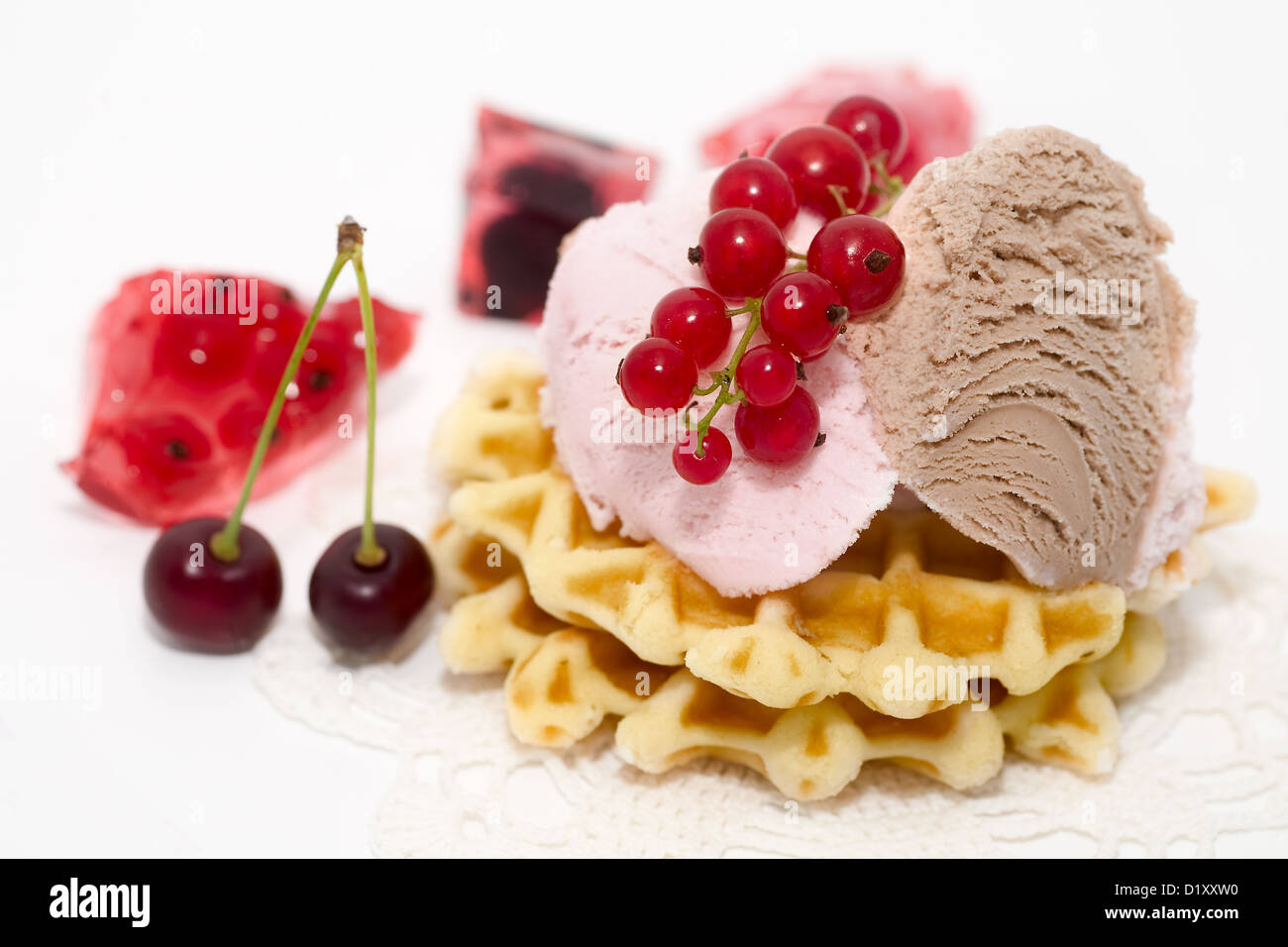 Il dessert consistono di ribes, gelato, ciliegia e waffles Foto Stock