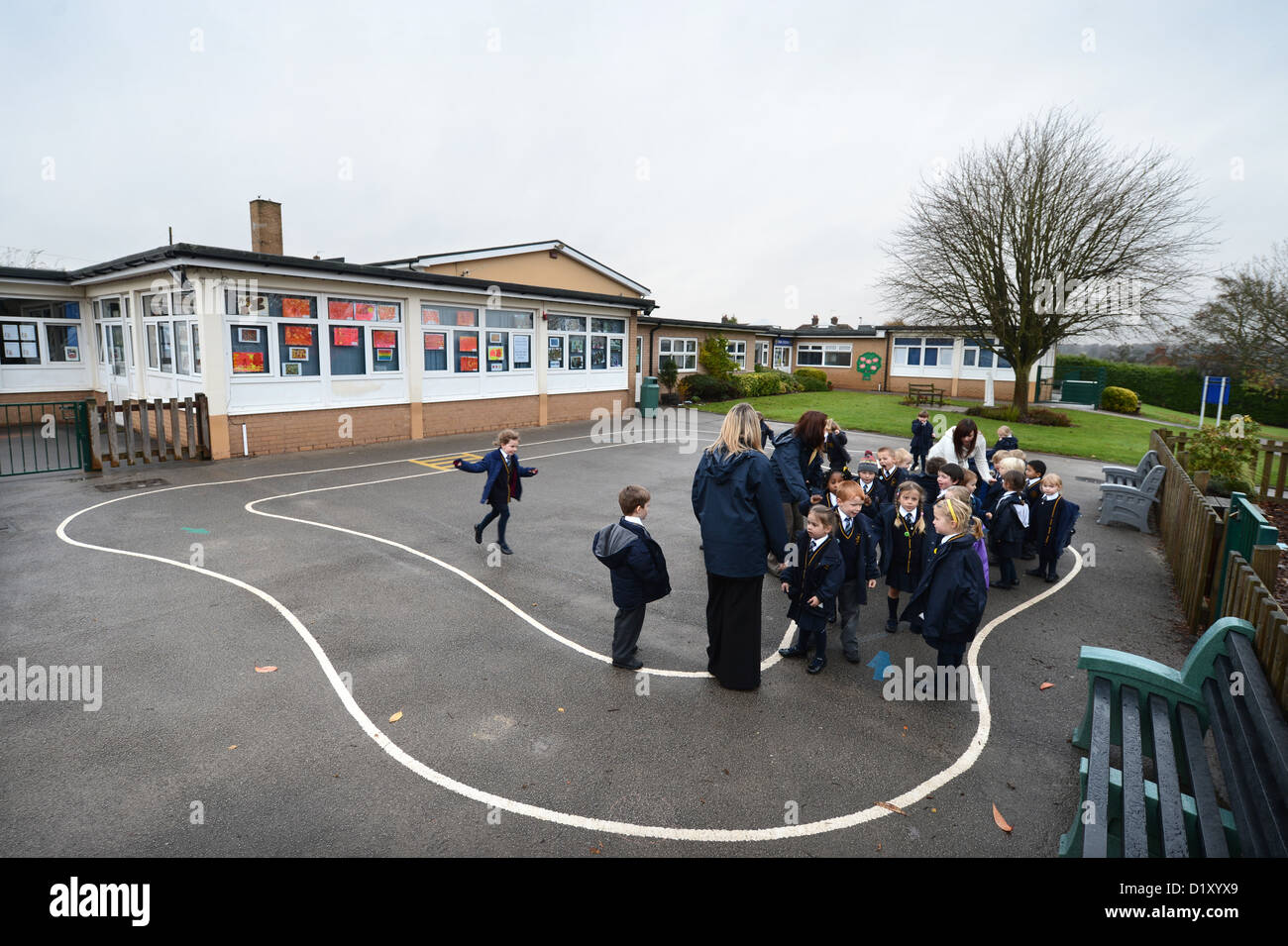 Scuole materne i bambini giocando "Qual è il tempo Wolf?" presso la Madonna e San Werburgh Cattolico della scuola primaria a Newcastle-unde Foto Stock