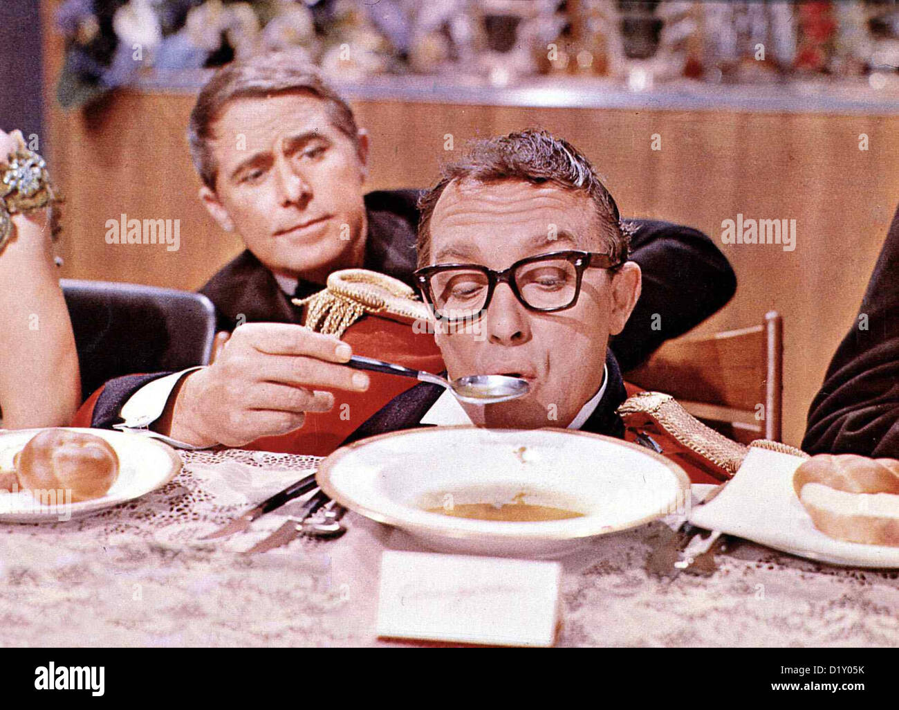 Heisse Ware - Kalte Fuesse Intelligence uomini, Eric Morecambe Eric Morecambe (Eric Morecambe,r), tolpatschiger Besitzer einer Foto Stock