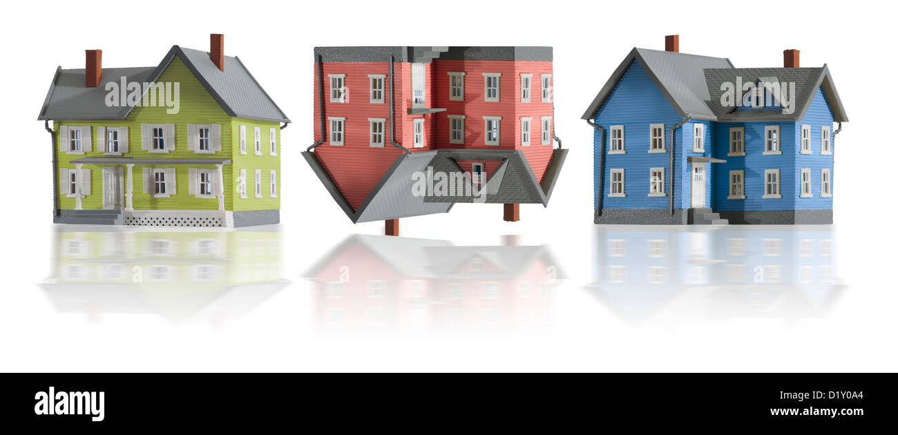Tre case in una fila. Case indica il concetto creativo del declino del mercato immobiliare. Foto Stock