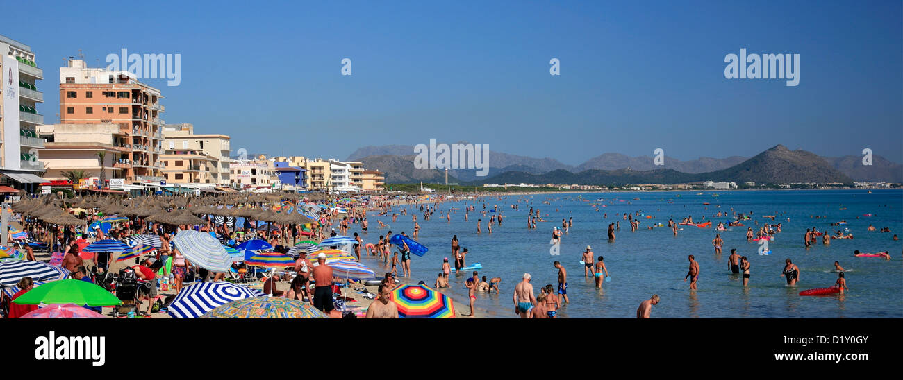 I turisti a Ca'n Picafort, Playa de Alcudia, Maiorca, isole Baleari, Spagna, Europa Foto Stock