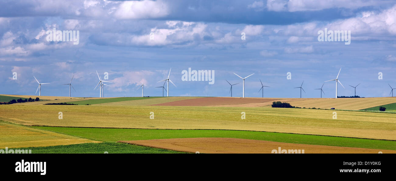 Paesaggio rurale con le turbine eoliche di wind farm tra i campi Foto Stock