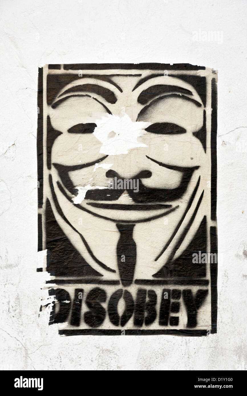 Strappato poster su intonaco bianco muro di icona universale simbolo di  protesta maschera di Guy Fawkes con singola parola disobbedire Oaxaca  Messico Foto stock - Alamy