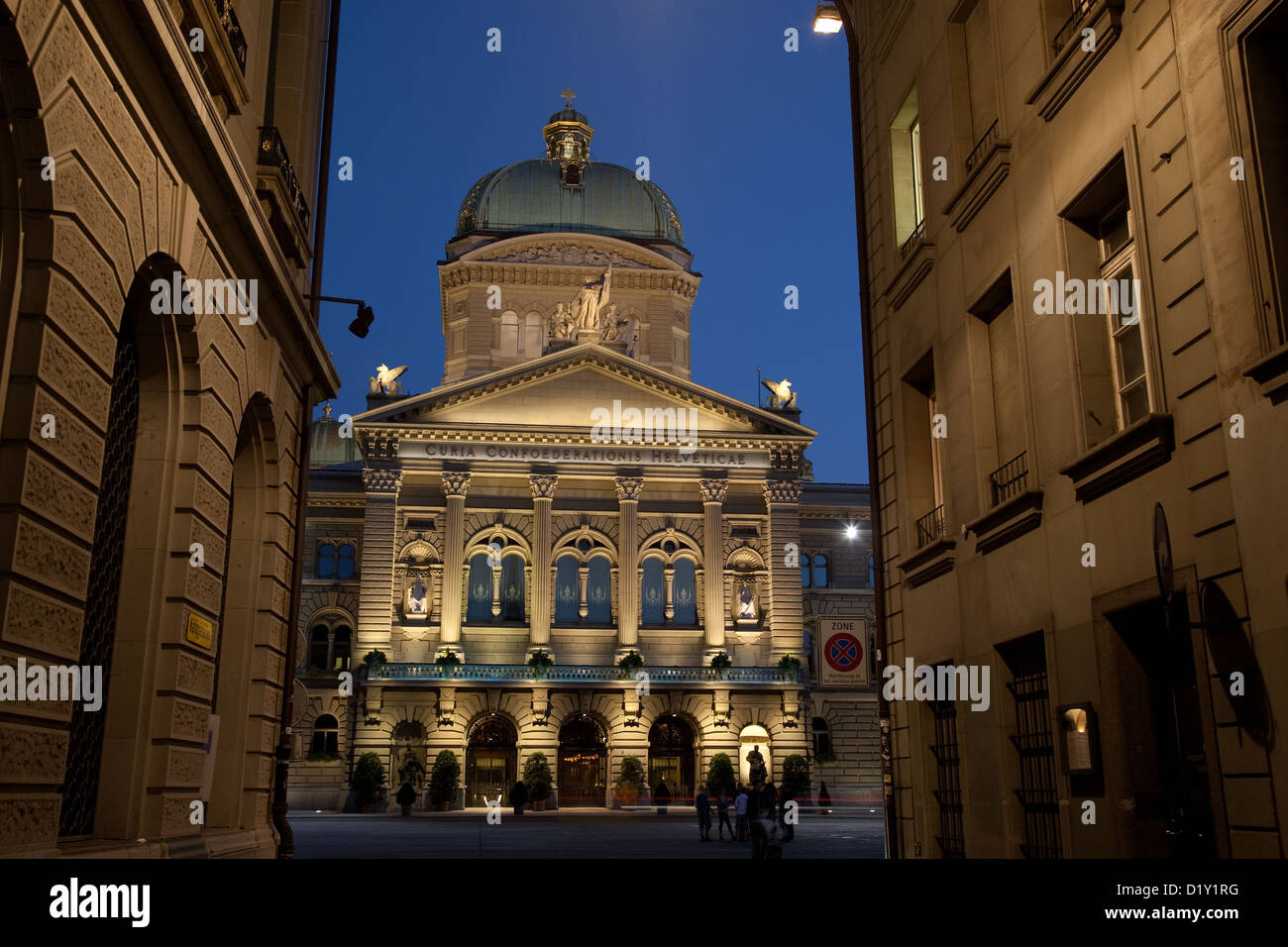 Assemblea federale svizzera - Bundeshauser, Bundesplatz Square; illuminata di notte Berna, Svizzera; l'Europa Foto Stock