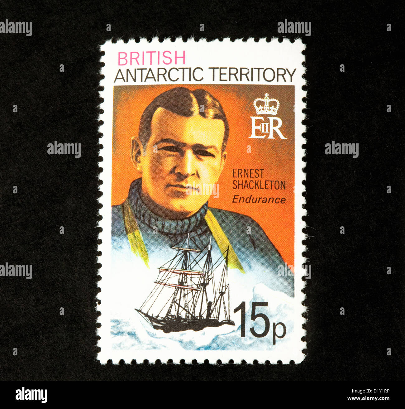 Un timbro dal Territorio antartico britannico mostra explorer Ernest Shackleton e l'Endurance Foto Stock