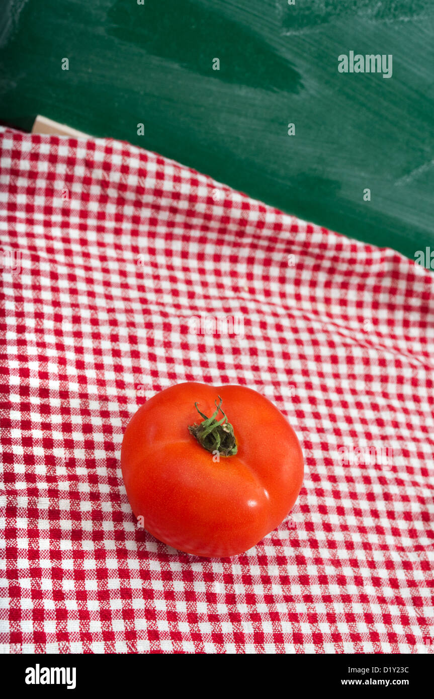 Rosso fresco vegetali di pomodoro su un tavolo da cucina Foto Stock