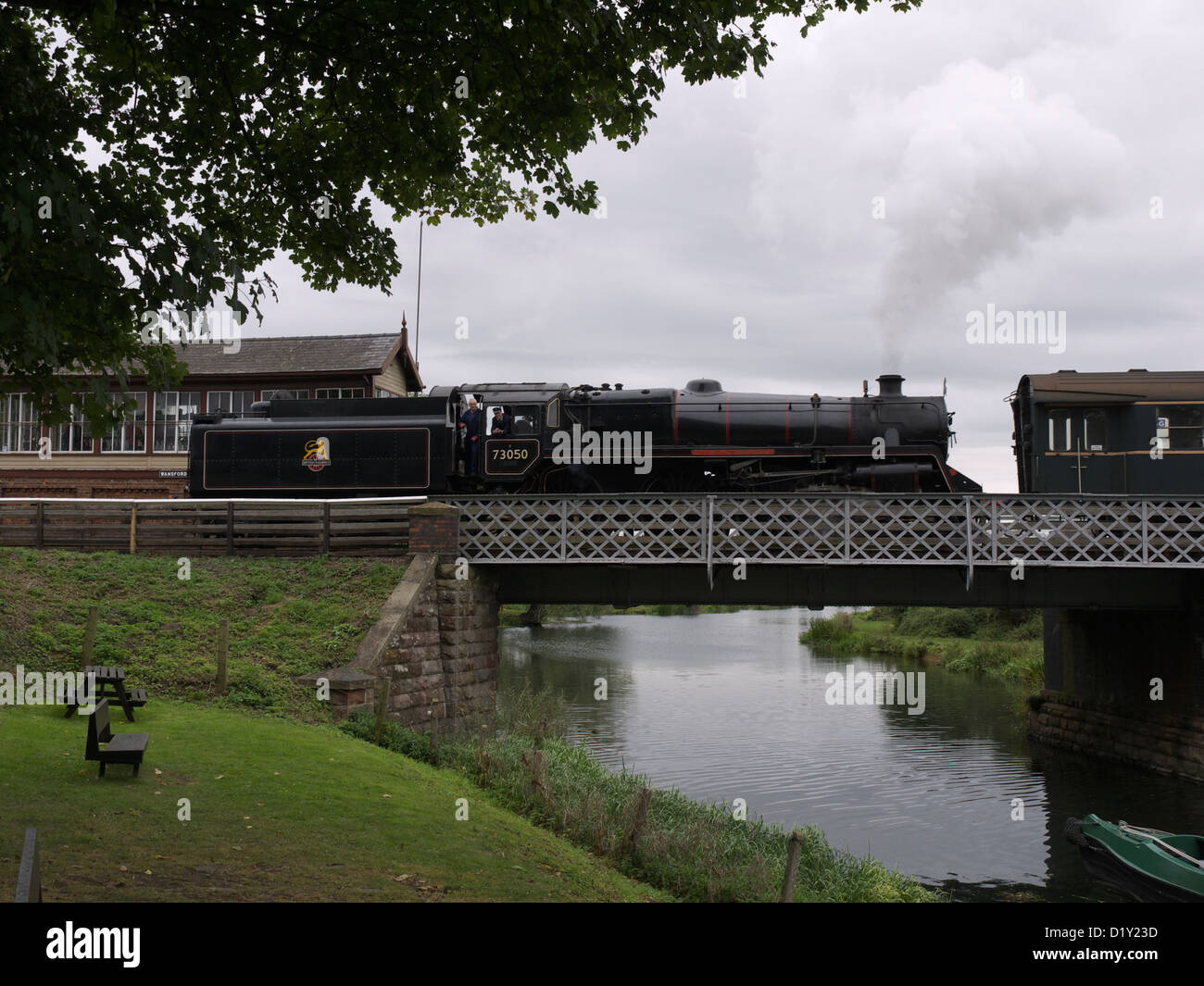Locomotiva "città di Peterborough' attraversando il fiume Nene sul Nene Valley Railway Ottobre 2012 Foto Stock