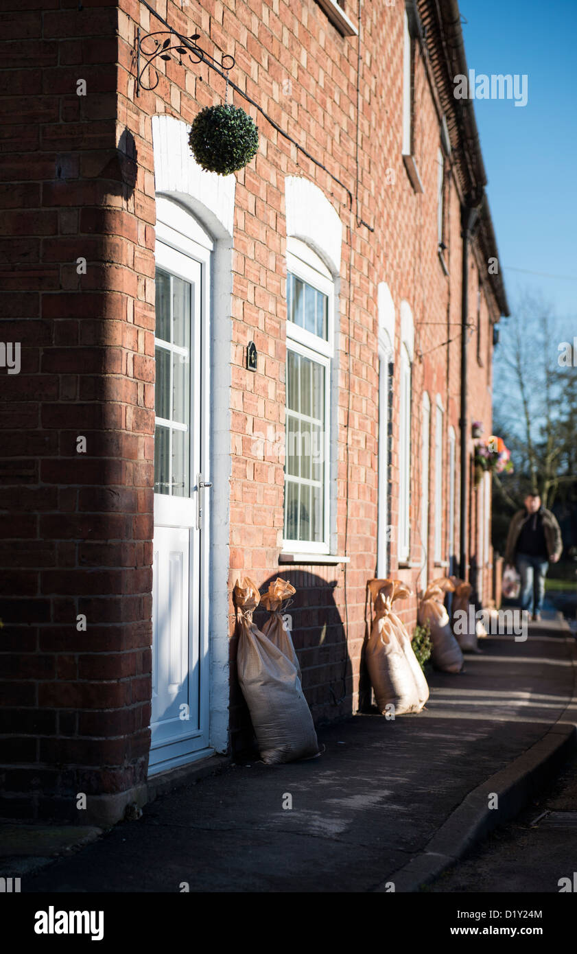 I sacchi di sabbia in attesa come fiume allagata prurito trabocca in Long Itchington, Warwickshire, Regno Unito Foto Stock