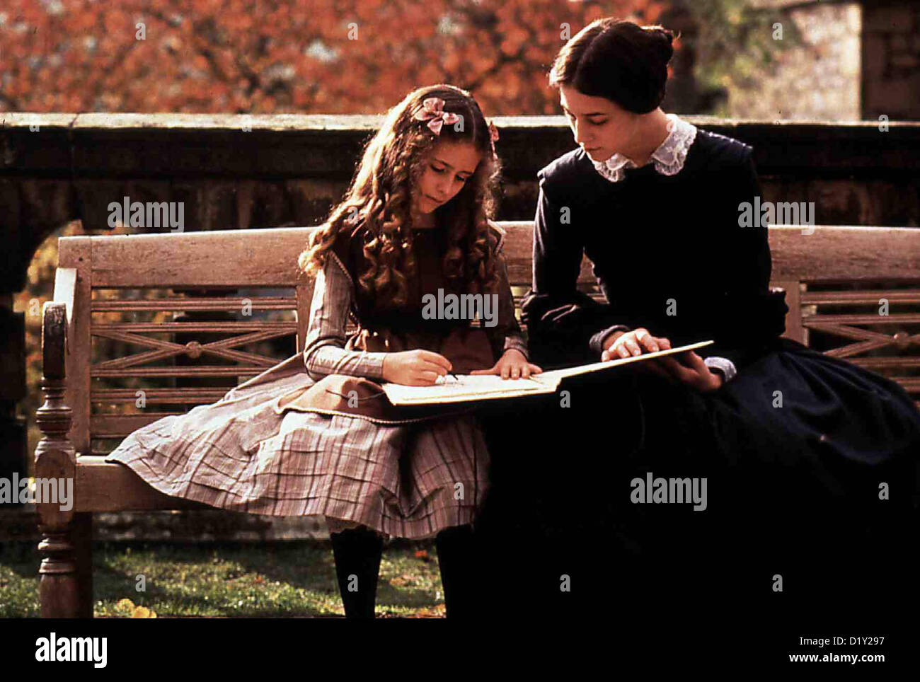 Jane Eyre Jane Eyre Giuseppina Serre, Anne Paquin Jane Eyre (Anne Paquin,r), die eine freudlose Jugend als Waise verbracht Foto Stock