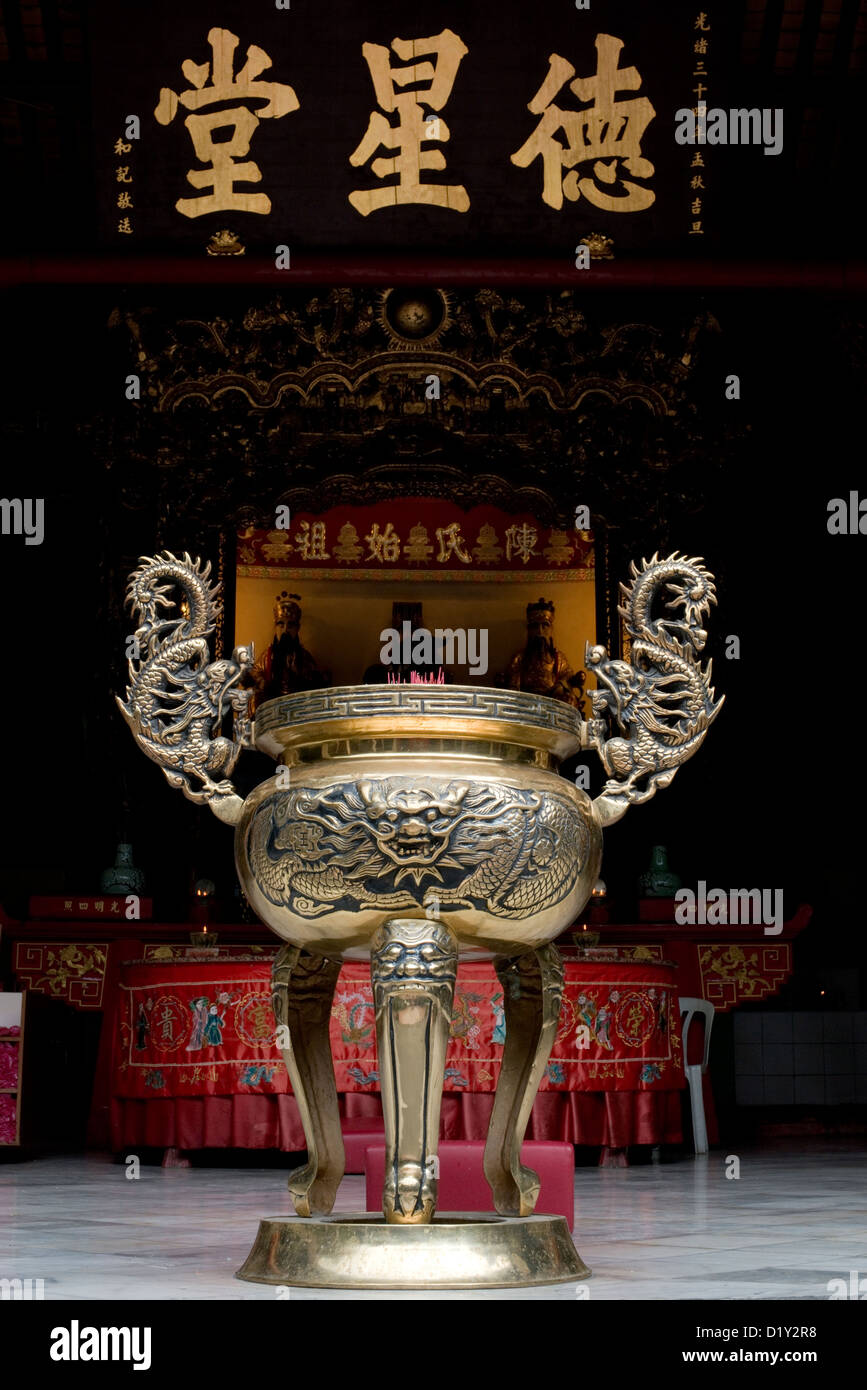 Un incenso urna sorge all'entrata di un santuario nel Chan vedere Shue Yuen il tempio Cinese di Kuala Lumpur in Malesia Foto Stock