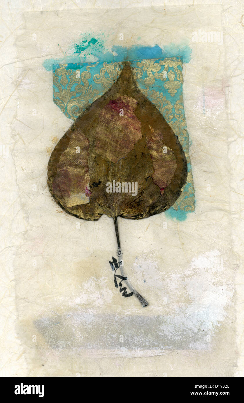Leaf collaged su asiatici e carta blu con un piccolo bit di chinses calligraphy in corrispondenza del gambo. Foto Stock