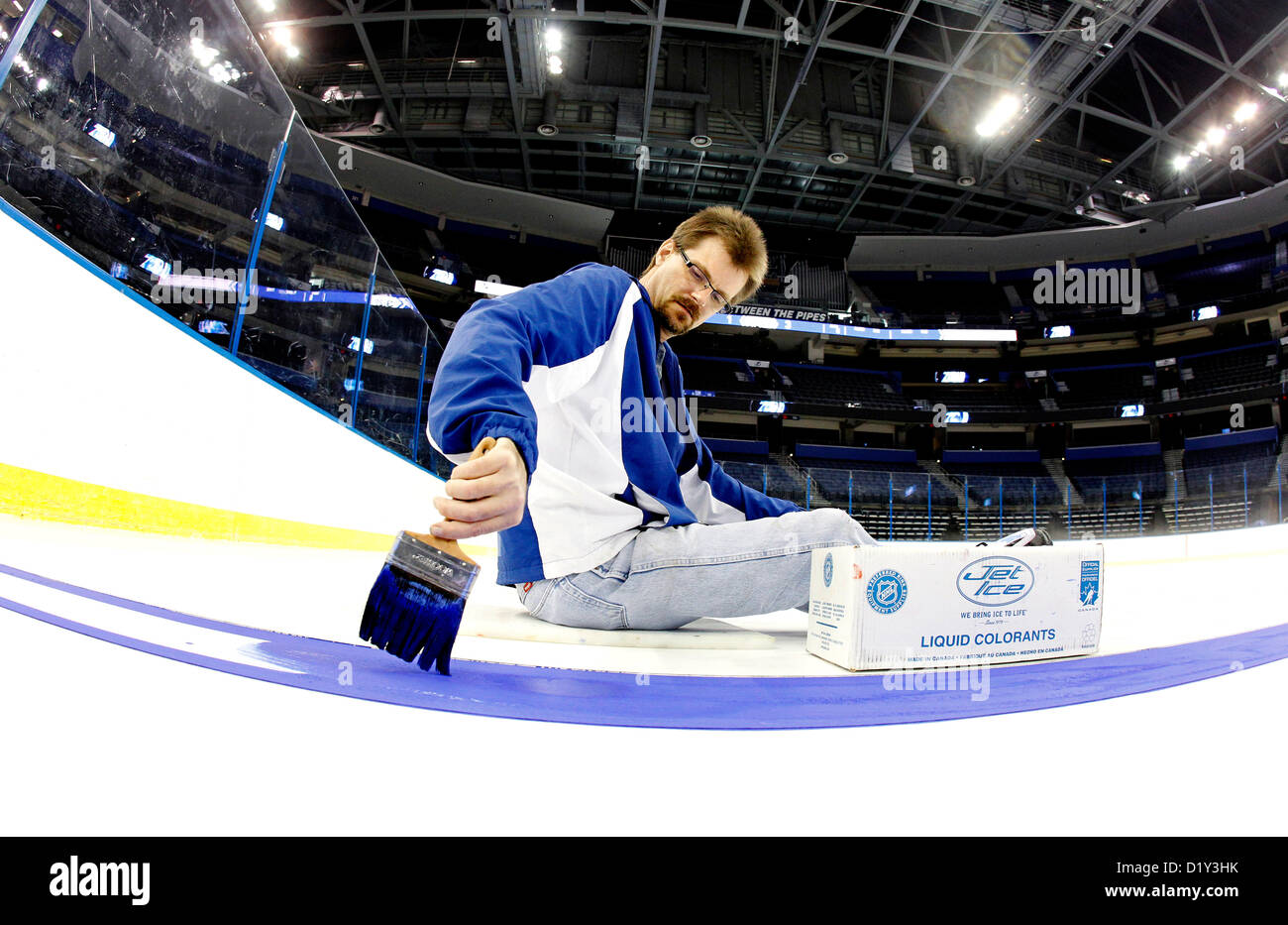 Gen 8, 2013 - Tampa, Florida, Stati Uniti - BRENDON HITE, 44, da Tampa, parte del Forum equipaggio di conversione, opere di dipingere la linea blu su una lastra di ghiaccio fresco per la prossima stagione di NHL a Tampa Bay Times Forum. (Credito Immagine: © Dirk Shadd/Tampa Bay volte/ZUMAPRESS.com) Foto Stock