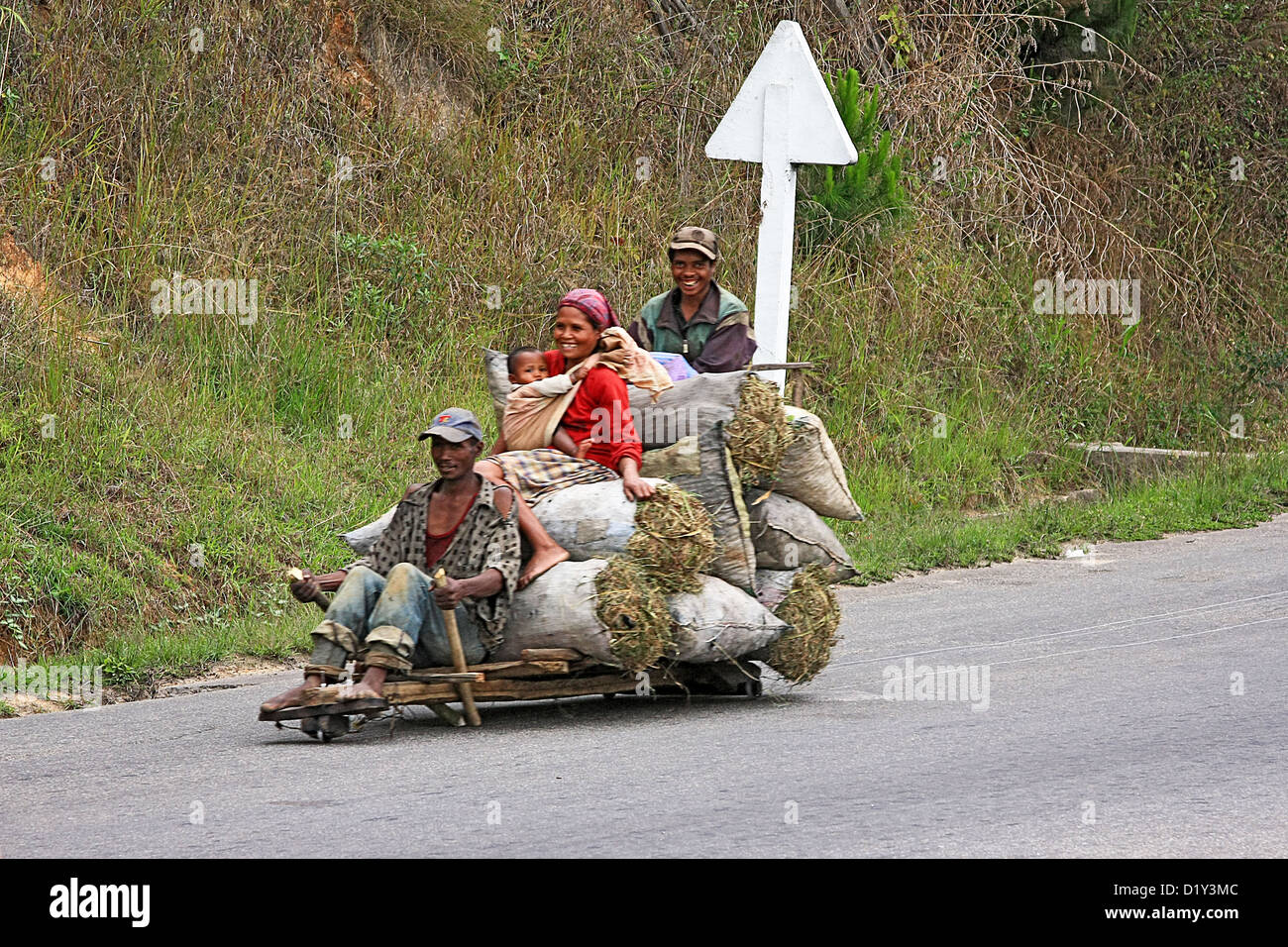 Local fatta in casa il trasporto su strada al mercato lungo la statale utilizzato da enormi carri Foto Stock