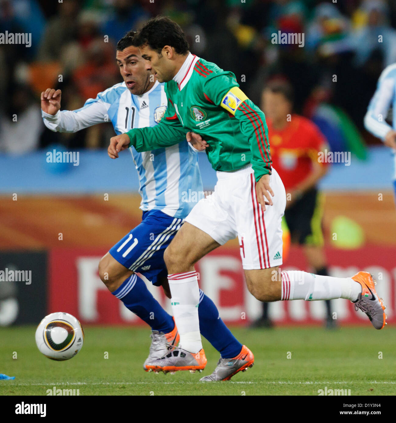 Messico team capitano Rafael Marquez (R) battaglie Carlos Tevez di Argentina (L) durante la Coppa del Mondo FIFA round di 16 corrispondono. Foto Stock